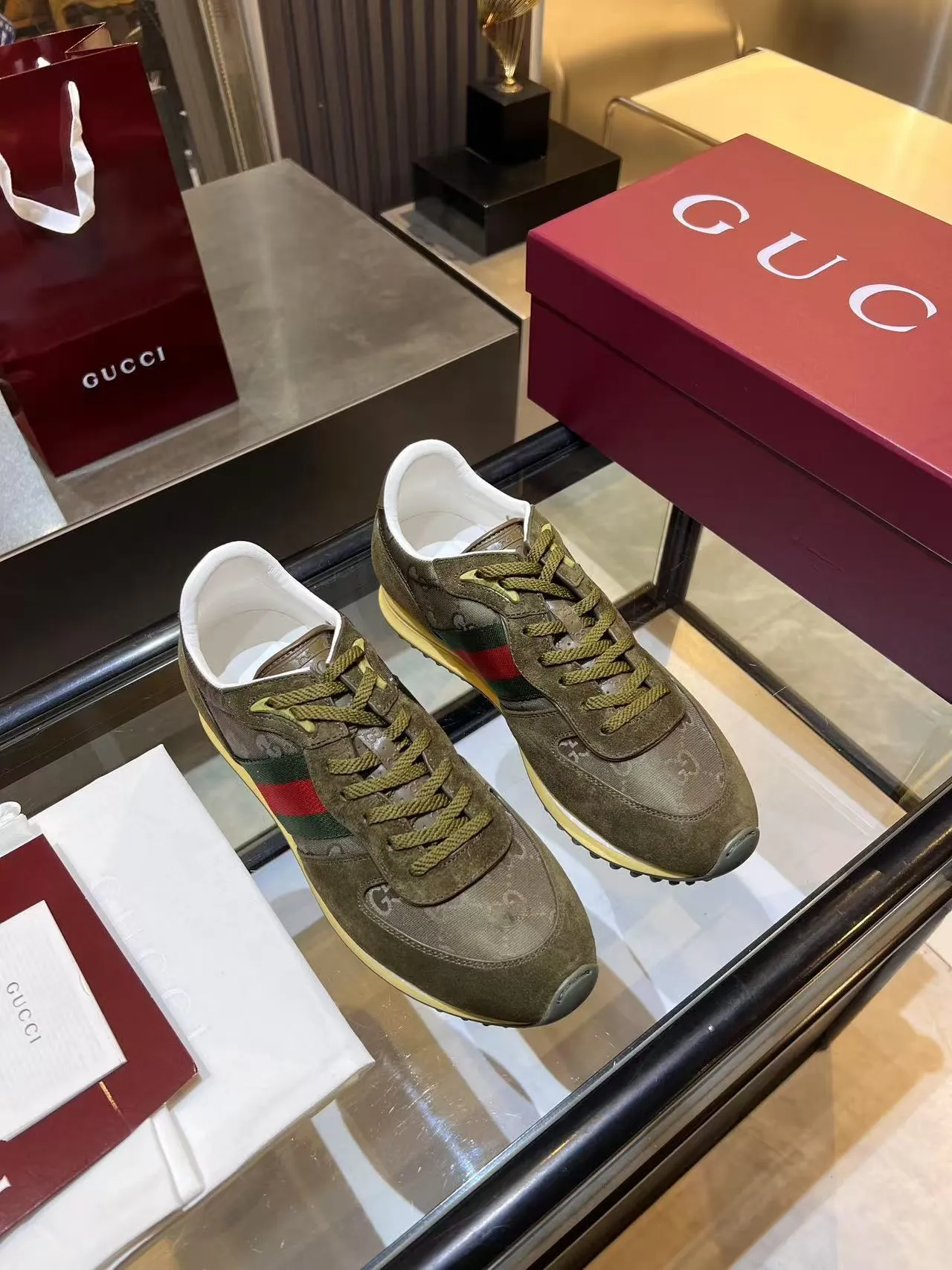 [G Home] P: 660💰 Men's Size: 40-44 (45 customized) Gucci Gucci Top version Latest catwalk style Re-Motion series Thick-soled casual sneakers Original purchase development and production This sneaker has a detachable and adjustable ankle strap, adding a dynamic item to the 2025 spring and summer series. The light and flexible outsole has been specially treated and is filled with a strong retro style. Exquisitely packaged at the delivery counter🛍📦 ▪️Fabric: Original customized imported first-layer cowhide ▪️Inner lining: Original customized breathable mesh ▪️Sole: Original molded TPU material ▪️Sole thickness: 3.5CM